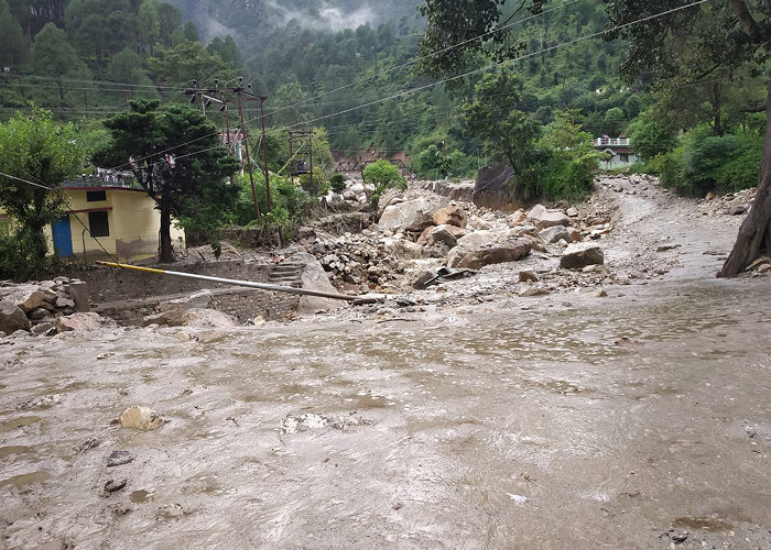 चमोली में कहर बनकर टूटा बादल: नंदप्रयाग घाट के पास मुख गांव में मची तबाही, SDRF राहत कार्य में जुटी