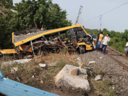 तमिलनाडु में ट्रेन की टक्कर से स्कूल वैन हादसा, दो छात्रों की मौत, कई घायल