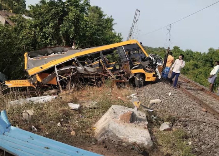 तमिलनाडु में ट्रेन की टक्कर से स्कूल वैन हादसा, दो छात्रों की मौत, कई घायल