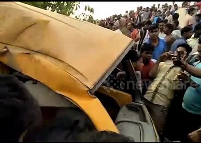 तमिलनाडु में दिल दहला देने वाला हादसा: स्कूल वैन को ट्रेन ने मारी टक्कर, दो छात्रों की दर्दनाक मौत