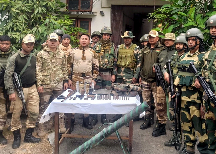 मणिपुर में बड़ी कामयाबी: उग्रवादी संगठन के 6 सदस्यों समेत 12 आतंकवादी गिरफ्तार, भारी मात्रा में हथियार बरामद!