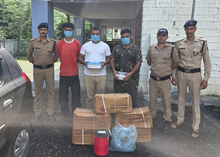 देहरादून में बड़ी आतंकी साजिश नाकाम! 125 किलो डायनामाइट के साथ कार पकड़ी, तीन आरोपी गिरफ्तार