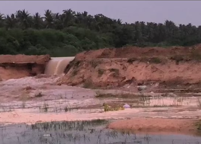गोडावरी में उफान से कोनसीमा का बांध बहा, चार गांव मुख्य भूमि से कटे, नाव ही बना सहारा