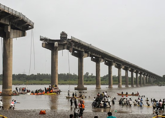 वडोदरा ब्रिज हादसे के बाद बड़ी कार्रवाई: 4 इंजीनियर सस्पेंड, सभी पुराने पुलों के निरीक्षण के आदेश