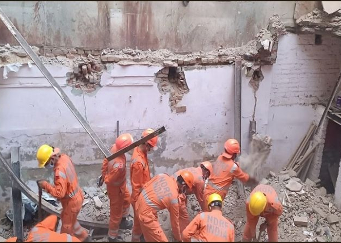 दिल्ली के सीलमपुर में चार मंजिला इमारत ढही, कई लोग मलबे में दबे, बचाव अभियान तेज