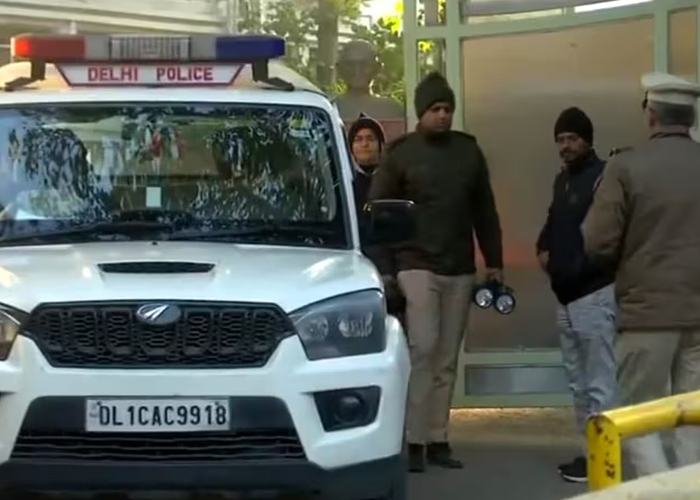 दिल्ली के तीन स्कूलों को मिली बम धमकी, पुलिस ने चलाया बड़ा सर्च ऑपरेशन