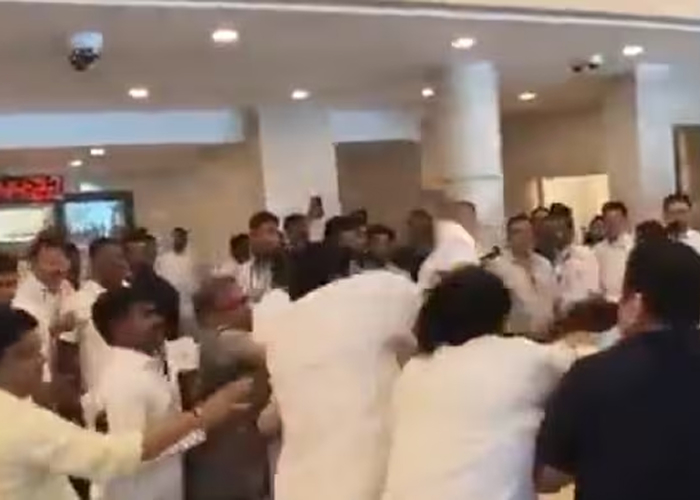 महाराष्ट्र विधानसभा में BJP-NCP समर्थकों की भिड़ंत, दो गिरफ्तार – सियासी गलियारों में हड़कंप