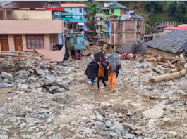हिमाचल में बारिश का कहर: चार जिलों में रेड अलर्ट, सैकड़ों सड़कें बंद, जनजीवन अस्त-व्यस्त