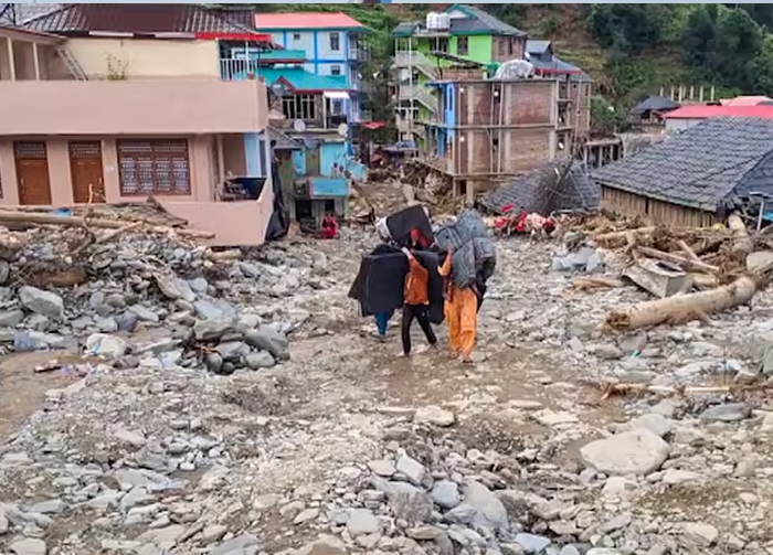 हिमाचल में बारिश का कहर: चार जिलों में रेड अलर्ट, सैकड़ों सड़कें बंद, जनजीवन अस्त-व्यस्त