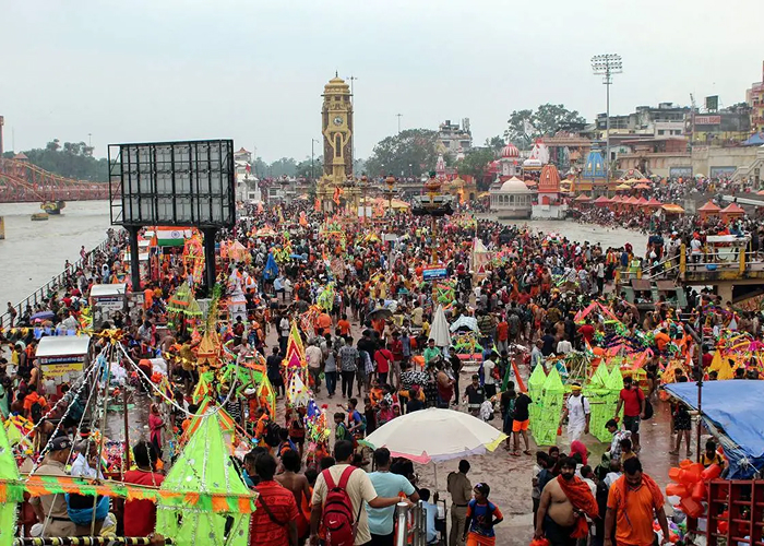 हरिद्वार: श्रावण शिवरात्रि पर शिवभक्तों का सैलाब, कांवड़ यात्रा में हर हर महादेव से गूंजी धर्मनगरी