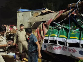 झारखंड के देवघर में दर्दनाक हादसा: कांवड़ियों से भरी बस की ट्रक से टक्कर, 18 की मौत, कई घायल