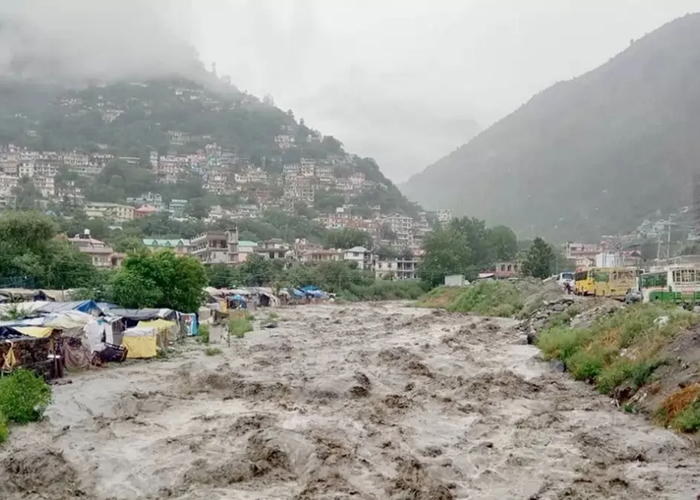 हिमाचल में बारिश का कहर: मंडी में बादल फटा, 2 की मौत, धर्मशाला हाईवे बंद, सैकड़ों फंसे