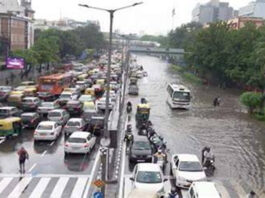 दिल्ली-NCR में बारिश का कहर: जलभराव से सड़कों पर मची अफरा-तफरी, रेंगते दिखे वाहन, तस्वीरों में देखें तबाही