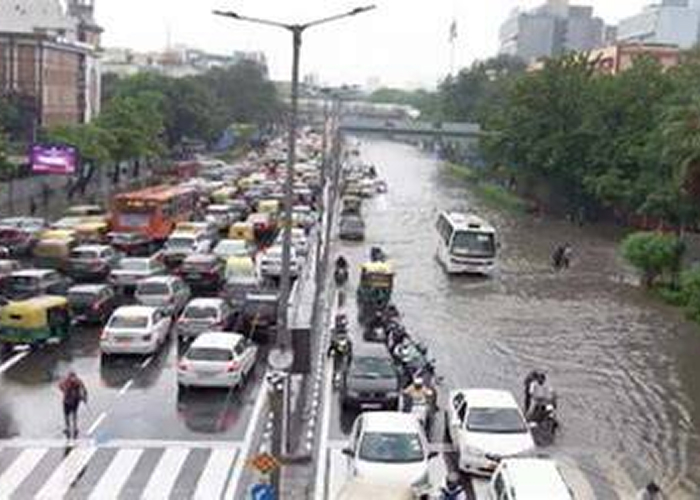 दिल्ली-NCR में बारिश का कहर: जलभराव से सड़कों पर मची अफरा-तफरी, रेंगते दिखे वाहन, तस्वीरों में देखें तबाही
