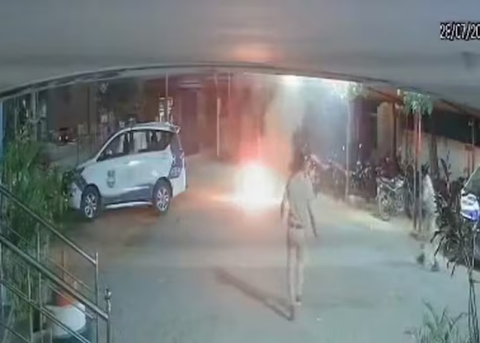 तेलंगाना: शराब के नशे में पकड़े जाने पर युवक ने थाने में खुद को लगाई आग, हालत गंभीर