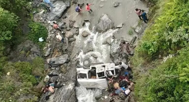 पिथौरागढ़: वाहन अनियंत्रित होकर खाई में गिरा, 8 लोगों की मौत-3 गंभीर रूप से घायल