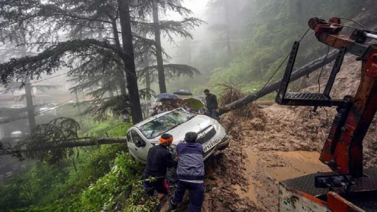 हिमाचल प्रदेश: रोहतांग दर्रे के पास एक कार गहरी खाई में गिर, चार की मौत