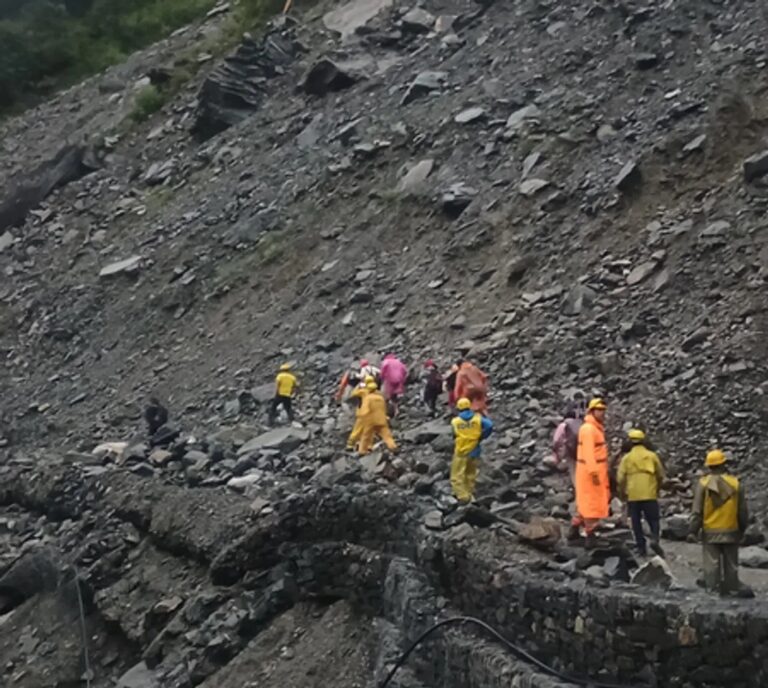 केदारनाथ धाम से लौट रहे 40 श्रद्धालु सोनप्रयाग स्लाइड जोन में फंसे, एसडीआरएफ ने किया रेस्क्यू