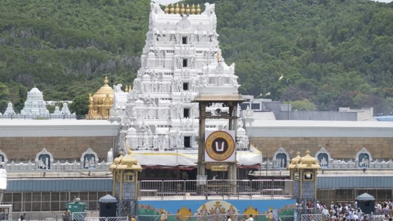 तिरुमला तिरुपति देवस्थानम ने अपने चार कर्मचारियों को तत्काल प्रभाव से निकाला,