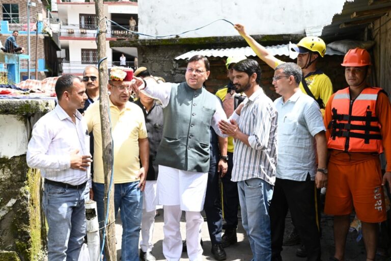 सीएम धामी ने स्यानाचट्टी में बनी अस्थाई झील को खोलने के लिए चल रहे कार्यों का लिया जायजा