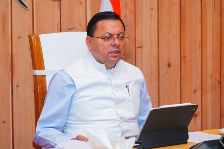 अतिवृष्टि के कारण सड़कों के बाधित होने की स्थिति में उन्हें शीघ्र सुचारु किया जाए: सीएम धामी