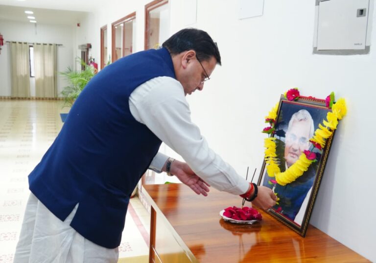 देहरादून: सीएम धामी ने पूर्व पीएम अटल बिहारी वाजपेयी को दी श्रद्धांजलि