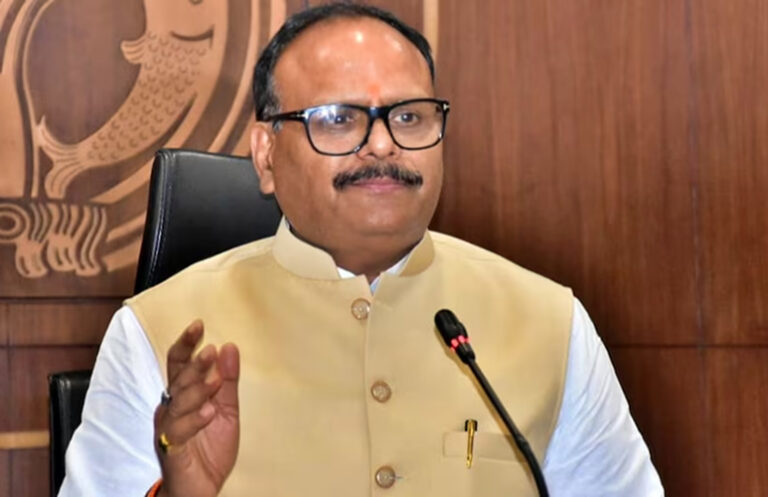 उत्तर प्रदेश: गैरहाजिरी पड़ी महंगी, चार डॉक्टरों पर गिरी गाज़, डिप्टी CM के आदेश पर कार्रवाई तेज