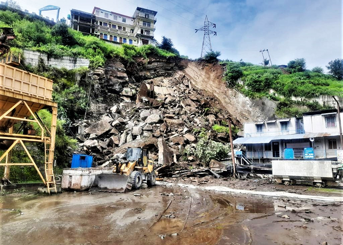 चमोली हादसा: जल विद्युत परियोजना में भूस्खलन से मचा हड़कंप, मजदूरों के लापता होने की आशंका