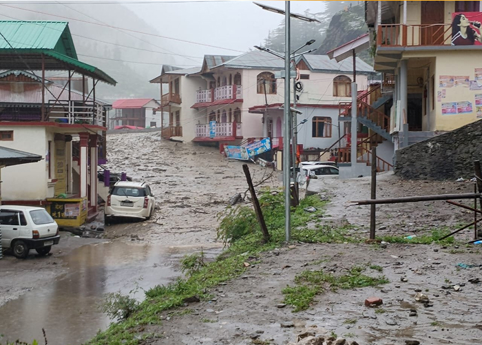 उत्तरकाशी बादल फटने की तबाही: तेज़ बाढ़ में बहे कई लोग, लापता लोगों की तलाश जारी – देखें दिल दहला देने वाला वीडियो