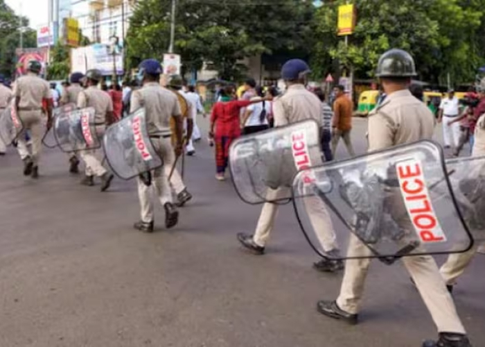 बंगाल के खड़दाहा में फ्लैट से भारी मात्रा में हथियार बरामद, 16 बंदूकें और 904 गोलियों के साथ एक गिरफ्तार