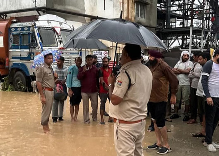 हरिद्वार बाढ़ संकट: बहादराबाद की फैक्टरी में घुसा पानी, 52 कर्मचारियों की जान बची, रेस्क्यू टीम ने समय रहते संभाली स्थिति