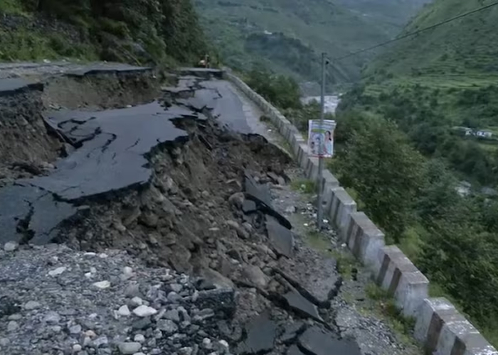 उत्तरकाशी आपदा: धराली की मुख्य सड़क बही, राहत टीमें फंसी, बचाव कार्य बाधित