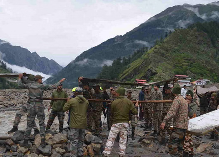 उत्तरकाशी बादल फटने का कहर: धराली के बीच गांव में फंसे 200 लोग, जवानों की रेस्क्यू ऑपरेशन में जंग, एक युवक की मौत