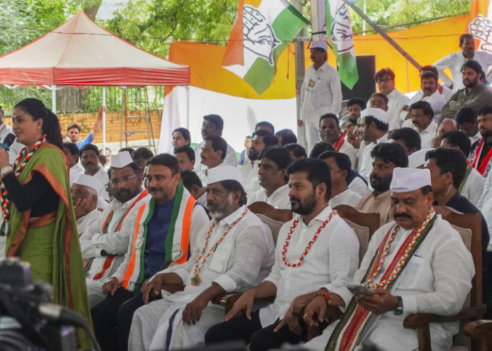तेलंगाना सीएम रेवंत रेड्डी का दिल्ली में धरना, BC आरक्षण बिलों पर राष्ट्रपति की मंजूरी की मांग