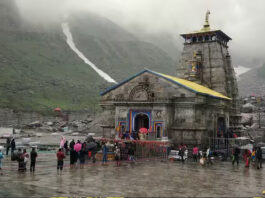 उत्तराखंड में मौसम का कहर: रेड अलर्ट जारी, केदारनाथ यात्रा दो दिन रोकी गई, स्कूल बंद