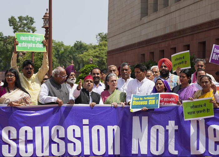 संसद में 'SIR' के खिलाफ खड़गे और सोनिया समेत विपक्ष का जोरदार हंगामा!