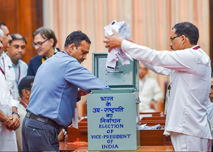 उपराष्ट्रपति की रेस शुरू: NDA ने दिखाई ताकत, INDIA गठबंधन ने भी कसी कमर – कौन होगा अगला उपराष्ट्रपति?