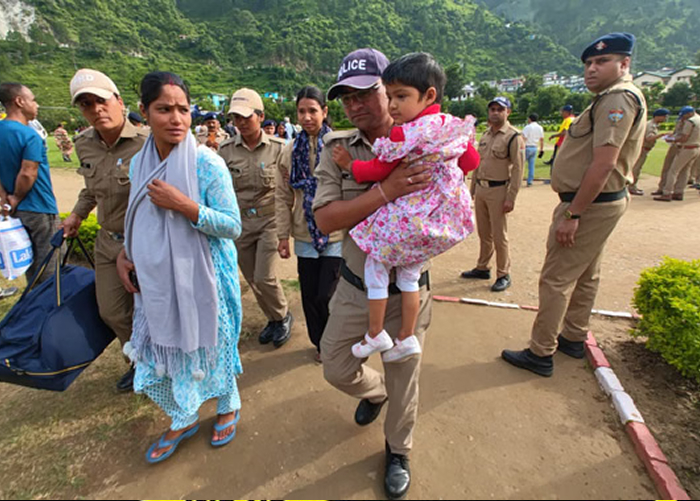 उत्तरकाशी बादल फटना LIVE: राहत-बचाव में तेज़ी, हर्षिल में मदद पहुंचाने चार हेलिकॉप्टर दौड़े आसमान पर