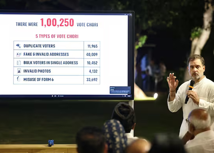 राहुल गांधी का बड़ा आरोप: बेंगलुरु में 1,00,250 वोट चोरी, INDIA ब्लॉक में पेश किया सबूत