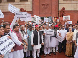 संसद मानसून सत्र में हंगामा: INDIA गठबंधन MPs का ‘वोट चोरी’ पर जोरदार विरोध, बिहार से उठी तीखी आवाज