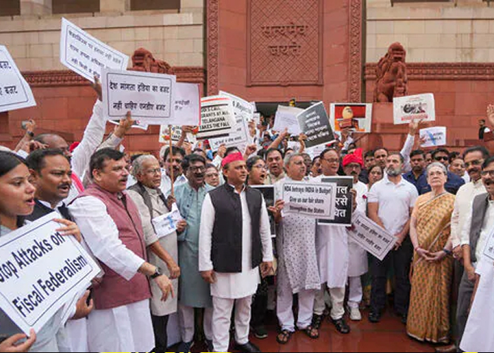 संसद मानसून सत्र में हंगामा: INDIA गठबंधन MPs का ‘वोट चोरी’ पर जोरदार विरोध, बिहार से उठी तीखी आवाज