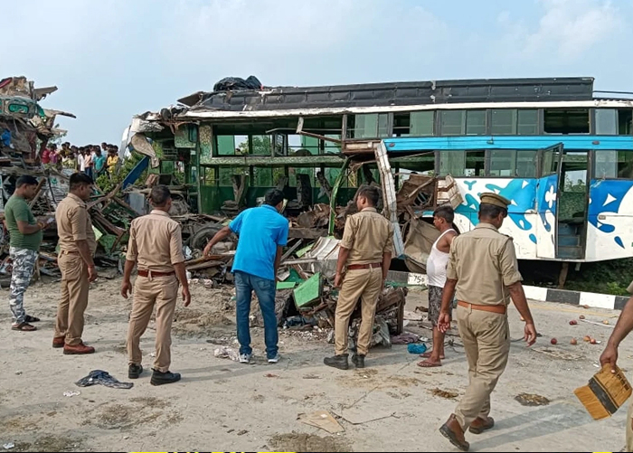 बाराबंकी में सड़क दुर्घटना: पेड़ से टकराई यूपी रोडवेज बस, 4 की मौत, 6 घायल—सीएम योगी ने दिया आर्थिक सहायता का ऐलान