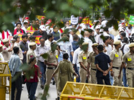 विपक्षी सांसदों का चुनाव आयोग विरोध मार्च रोका, राहुल गांधी समेत कई नेता गिरफ्तार
