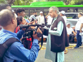 शशि थरूर ने 'वोट चोरी' विरोध में भाग लिया, चुनाव आयोग से मतदाताओं के संदेह दूर करने की मांग