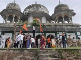 फतेहपुर में मंदिर-मकबरा विवाद: हिंदू संगठनों ने की तोड़फोड़, पुलिस ने FIR दर्ज कर दी कार्रवाई