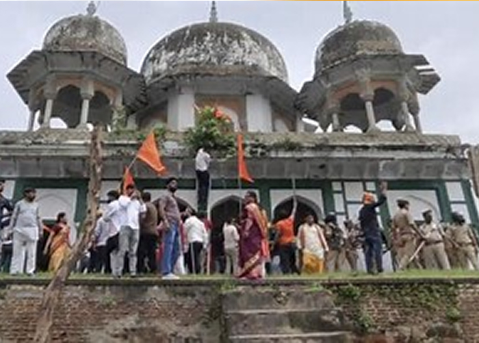 फतेहपुर में मंदिर-मकबरा विवाद: हिंदू संगठनों ने की तोड़फोड़, पुलिस ने FIR दर्ज कर दी कार्रवाई