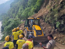 ऋषिकेश में हादसा: चट्टान गिरने से नीलकंठ मार्ग बंद, ट्रक नदी में समाया, दो लापता, दो घायल