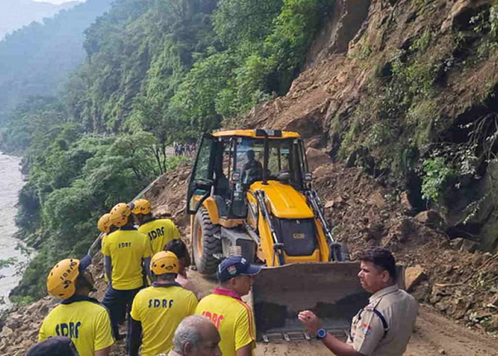 ऋषिकेश में हादसा: चट्टान गिरने से नीलकंठ मार्ग बंद, ट्रक नदी में समाया, दो लापता, दो घायल