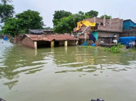 बाढ़ से कराह रहा बिहार: 10 जिलों में तबाही, खेत डूबे, छतों पर शरण लिए लोग