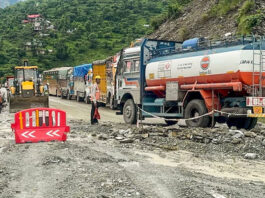 हिमाचल के मंडी में बादल फटा: भारी बारिश से बाढ़ और भूस्खलन, 300 से ज्यादा सड़कें बंद